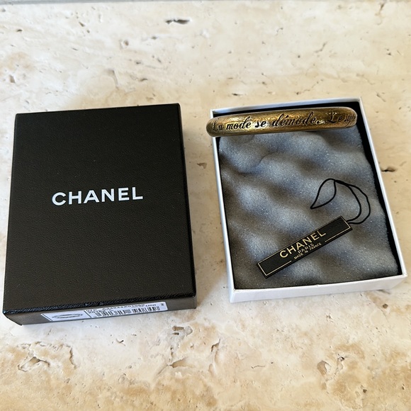 Hard to find CHANEL 2007 "La mode se démode, le style jamais" bracelet w box - Picture 2 of 10